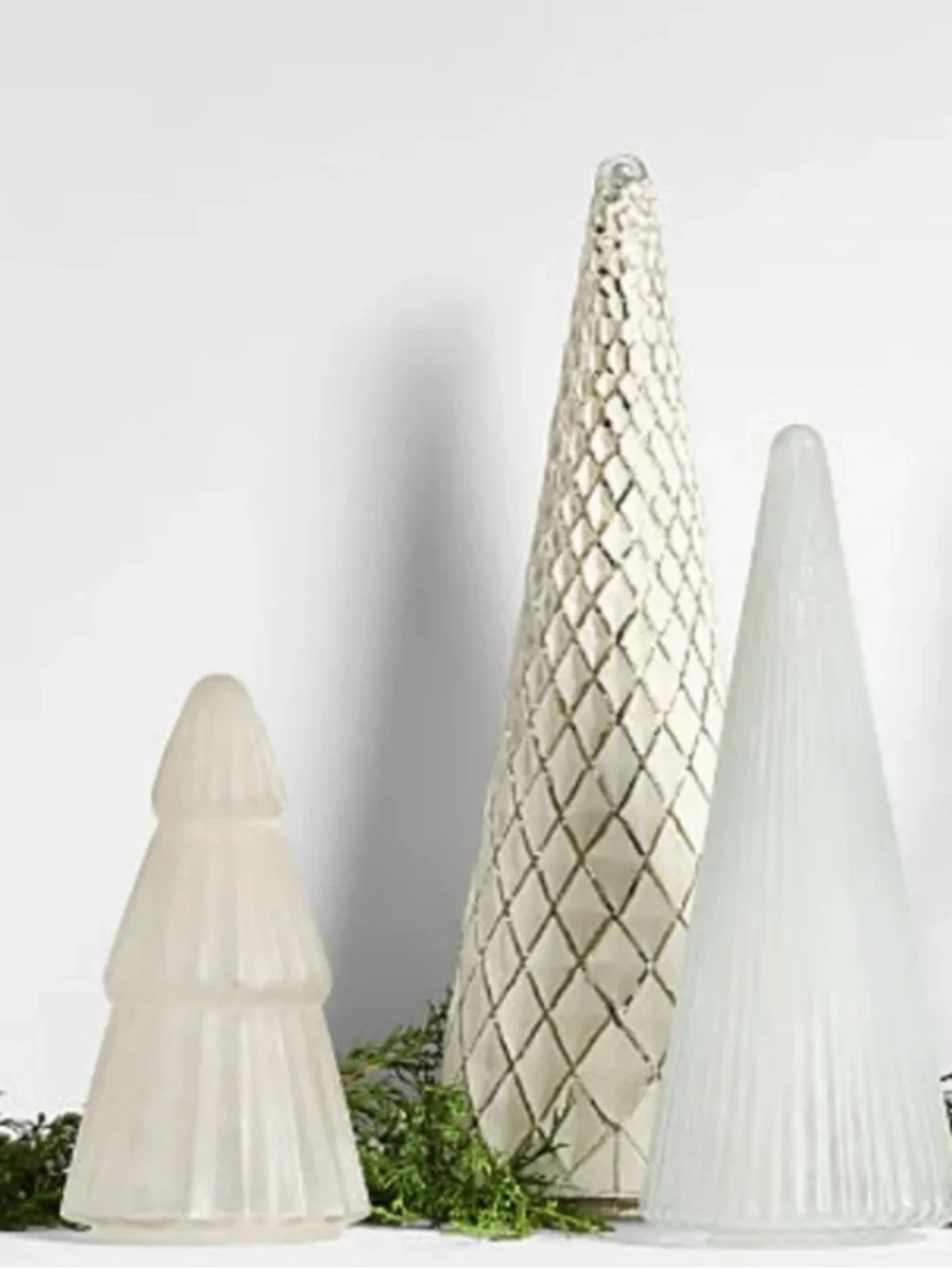 New! Crate&Barrel Winter Wonderland Frosted Fluted Glass Holiday Tree Small 9